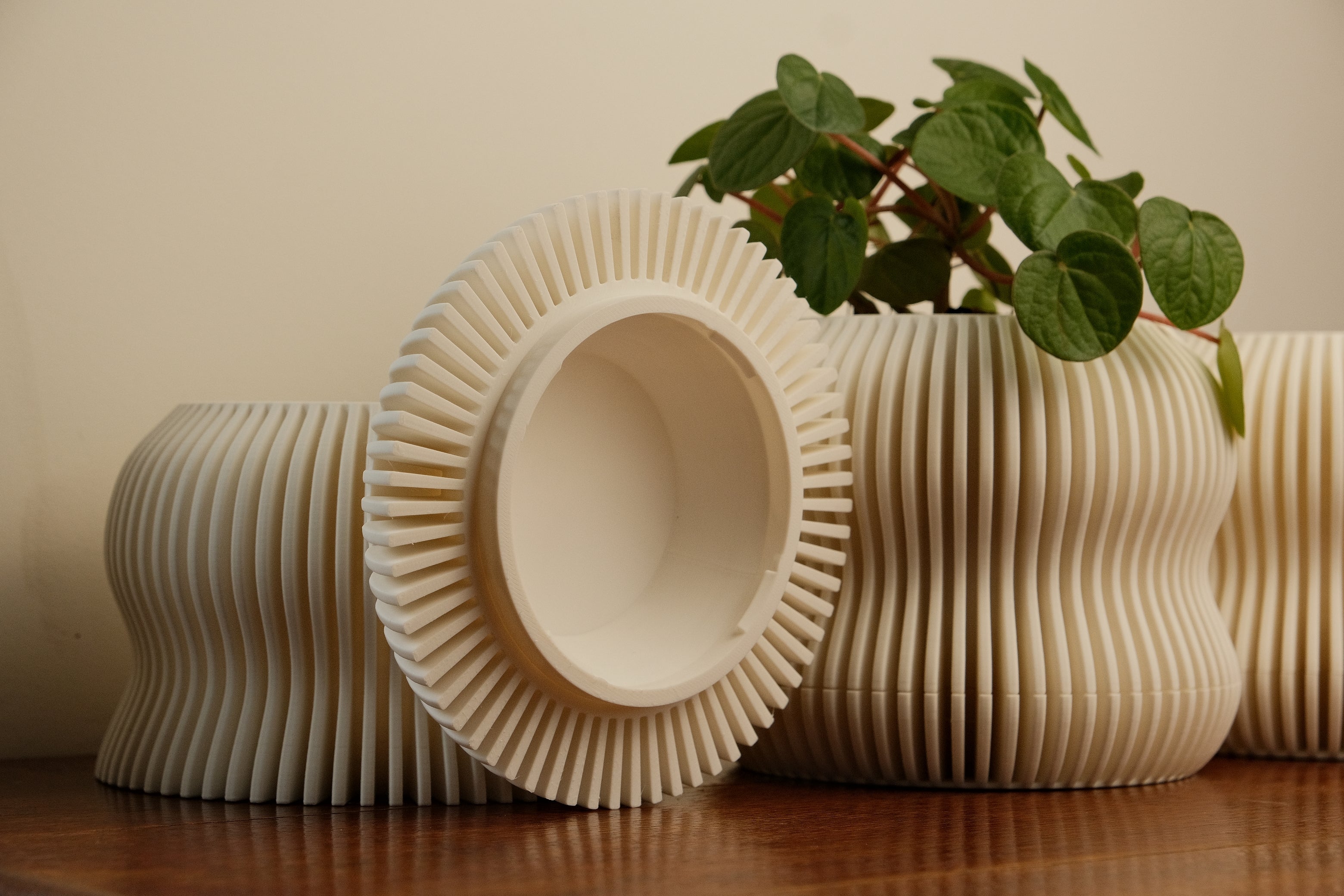 Selene Planter - Indoor Plant Pot with Drainage Tray Elevate your indoor garden with our Selene Planter. With a double-bubble design, this plant pot with drainage offers both style and function. Crafted from biodegradable PLA, it's earth-friendly and easy